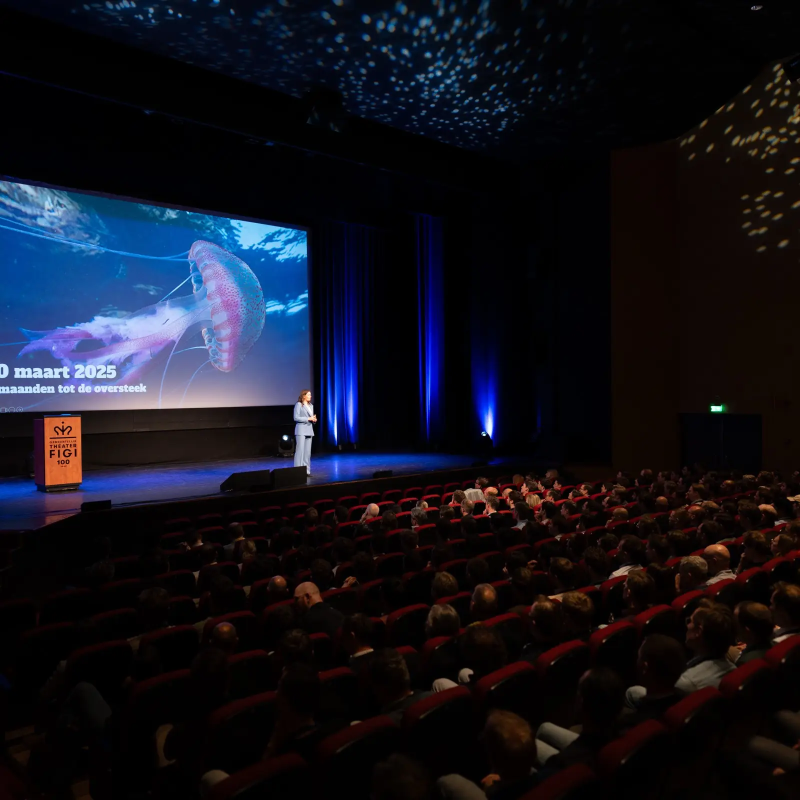 Winnifred Noorlander on stage during a keynote