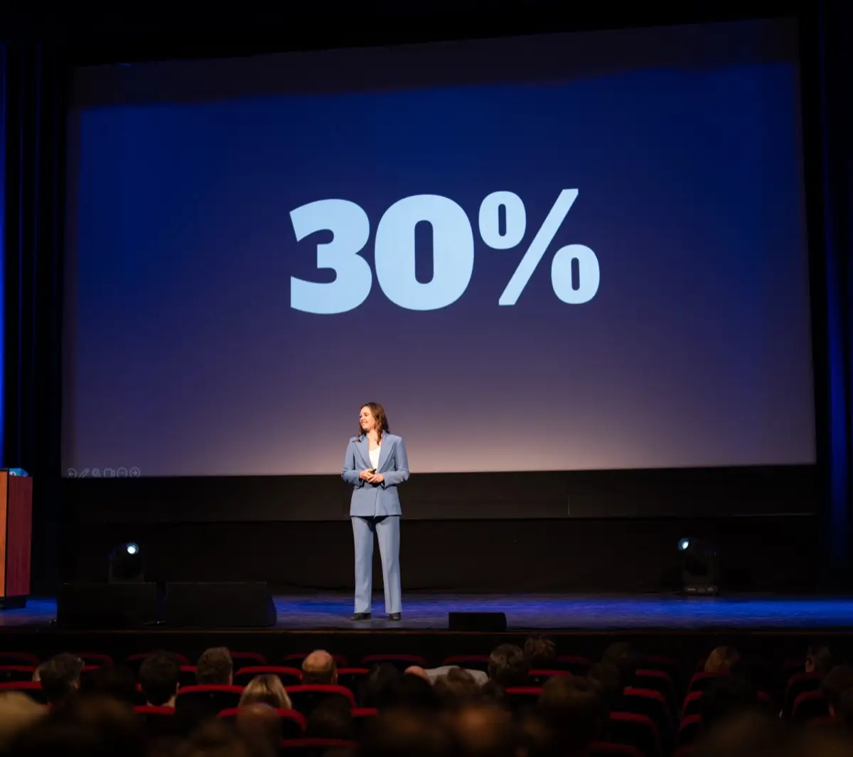 Winnifred Noorlander delivering a keynote about AI to a business audience